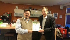 Gabriel Kunze (l.) bekommt von Tom Frings (r.) das silberne Ehrenkreuz verliehen